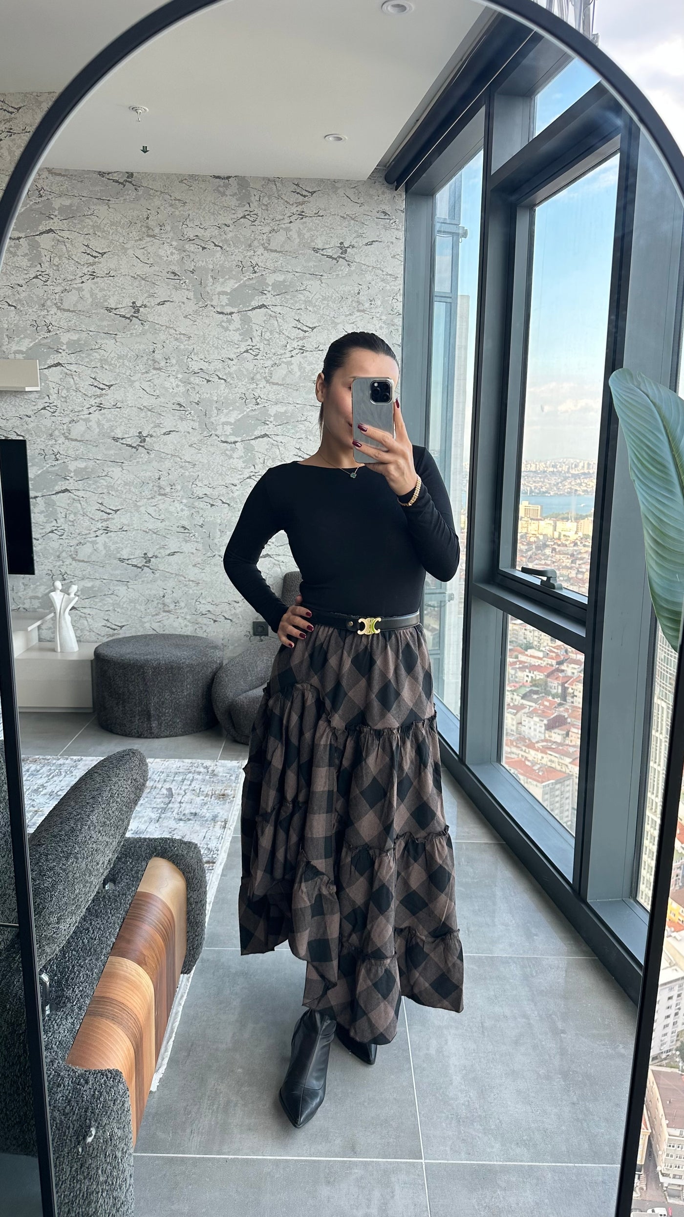 Kahve ekoseli fırfırlı etek