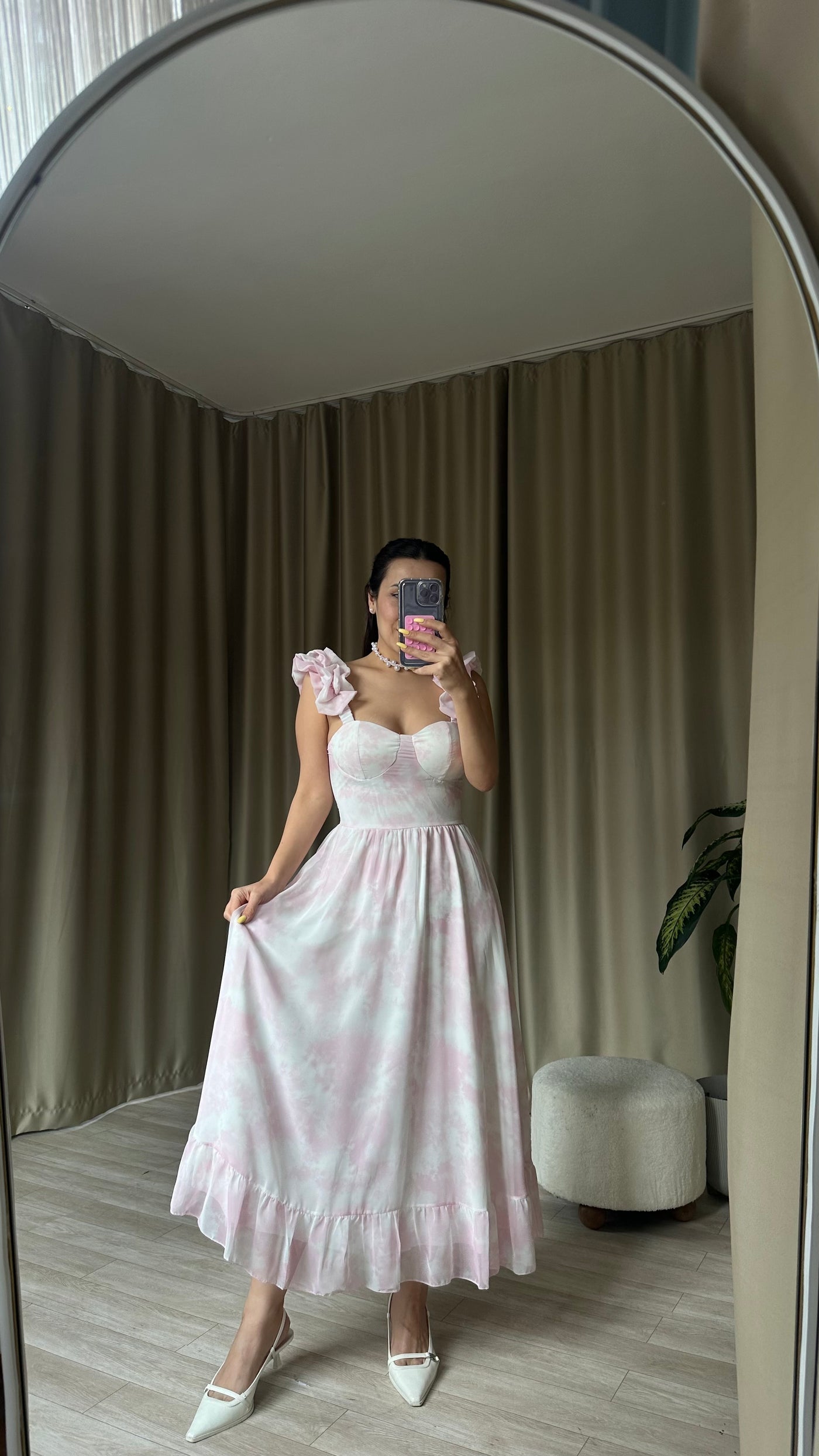 Kolları fırfırlı Toz pembe elbise