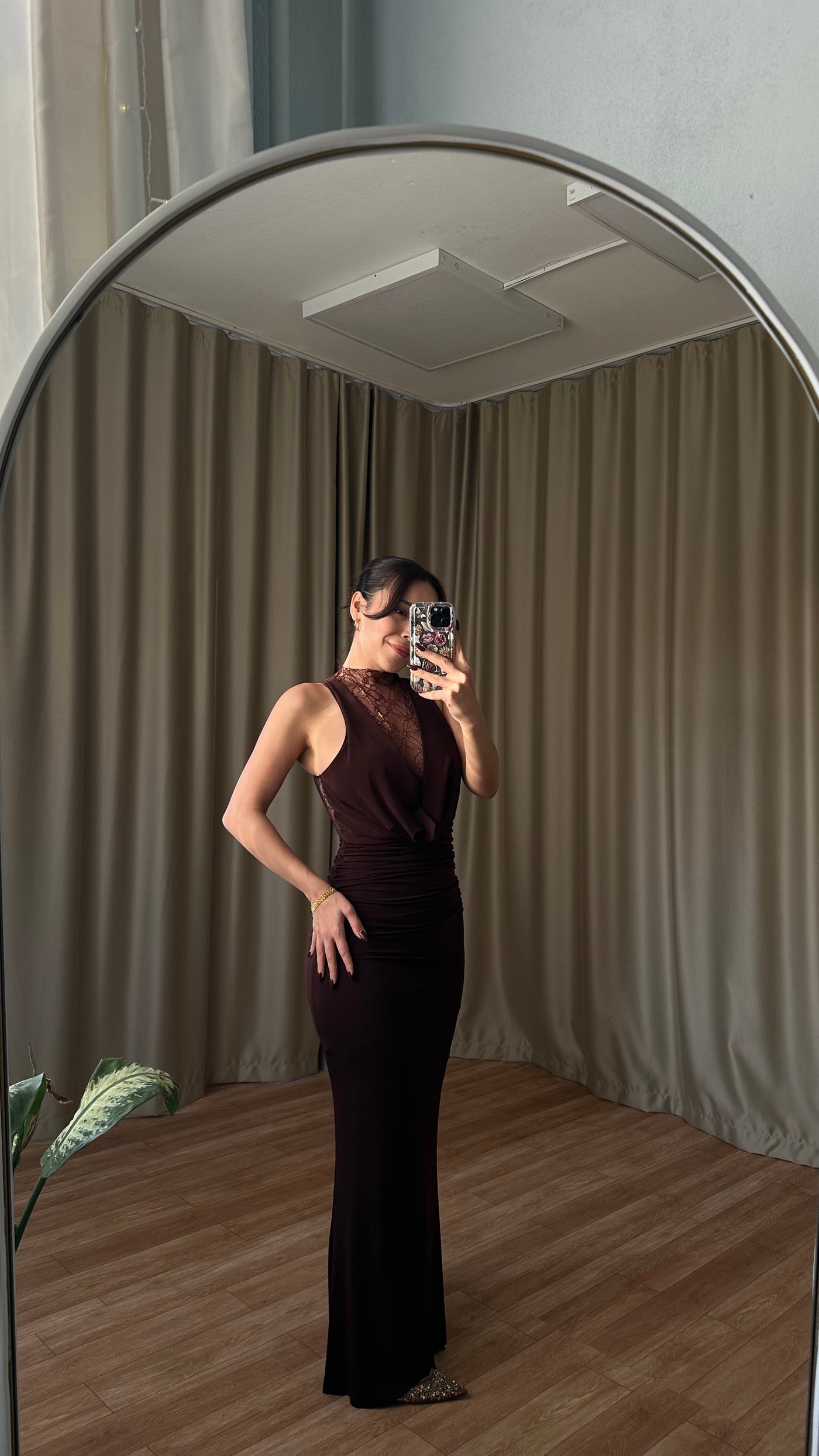 Dantel detaylı dekolteli kahve elbise