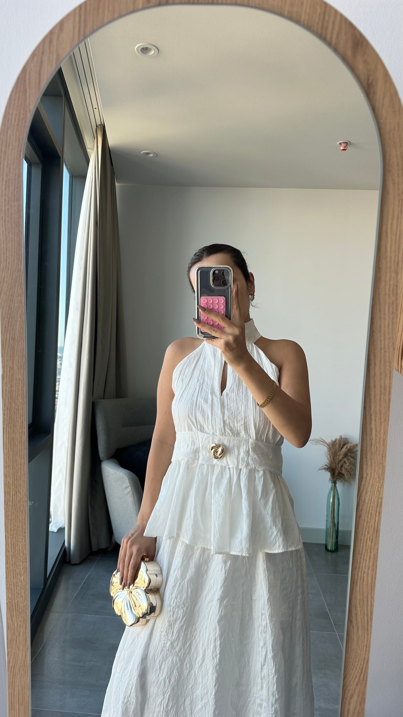 Halter yaka beyaz elbise görünümlü takım