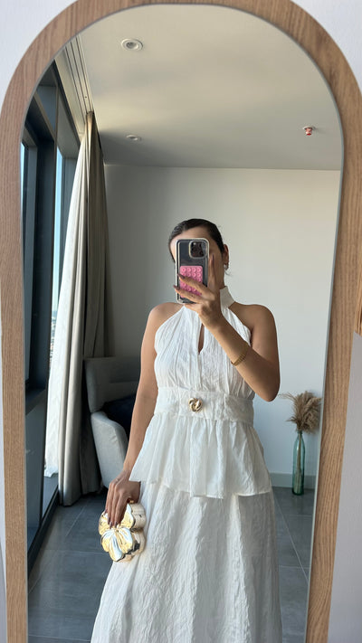 Halter yaka beyaz elbise görünümlü takım