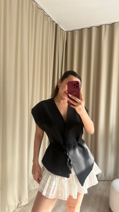 Siyah belden ip kuşaklı yeleğimiz