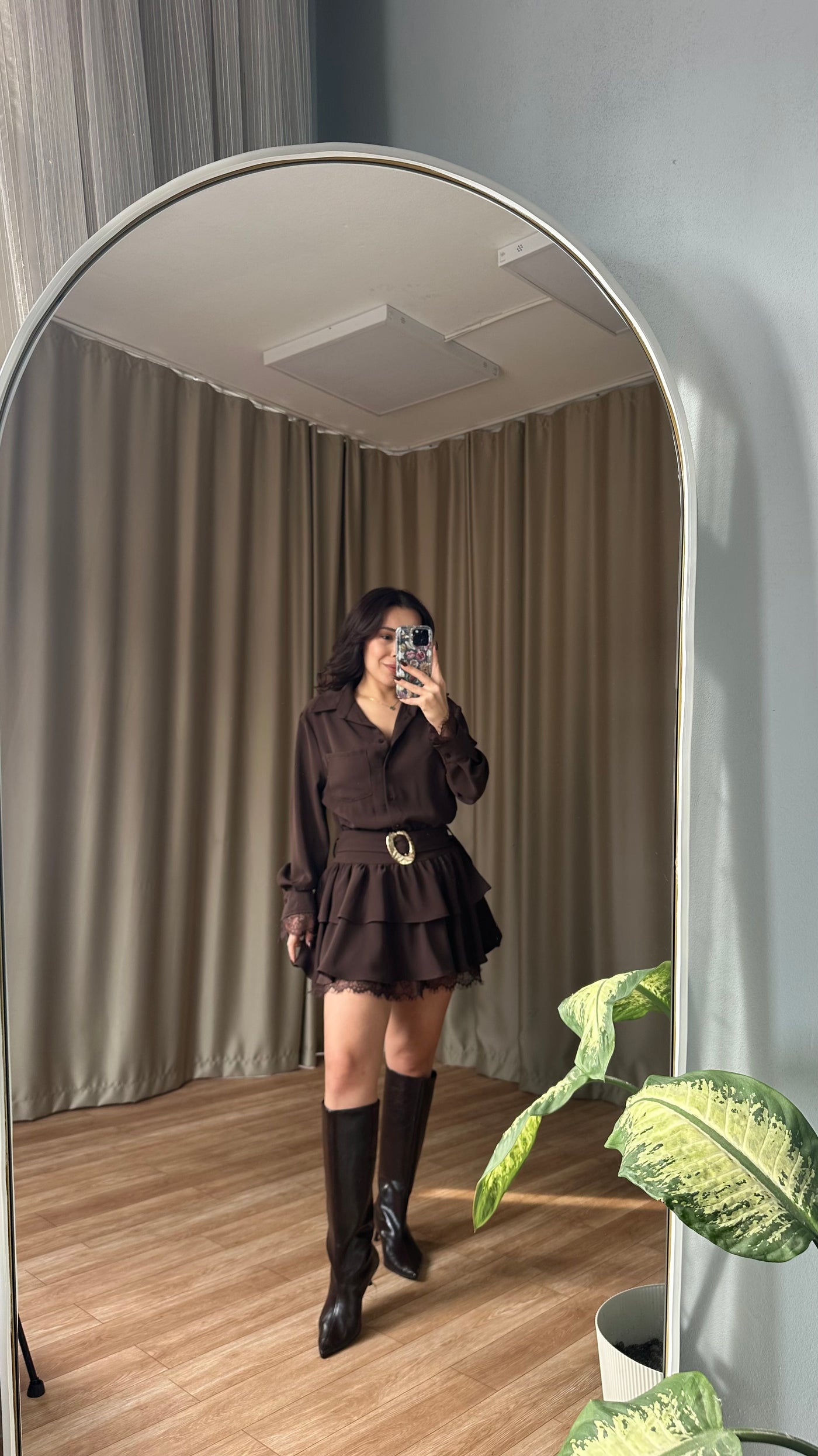 Dantel detaylı kahve elbise