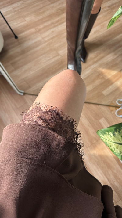 Dantel detaylı kahve elbise