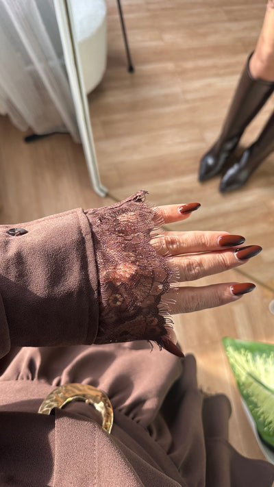 Dantel detaylı kahve elbise