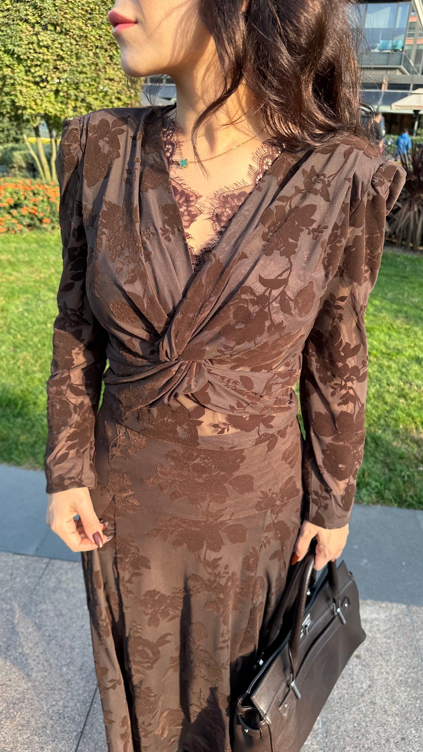 Dantel detaylı kadife baskılı kahve takım