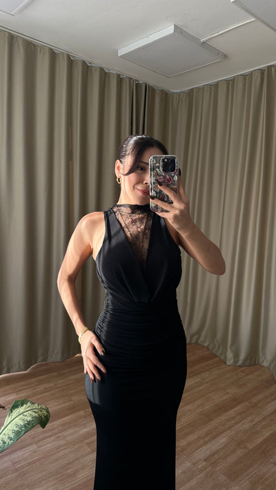 Dantal detaylı dekolteli siyah elbise