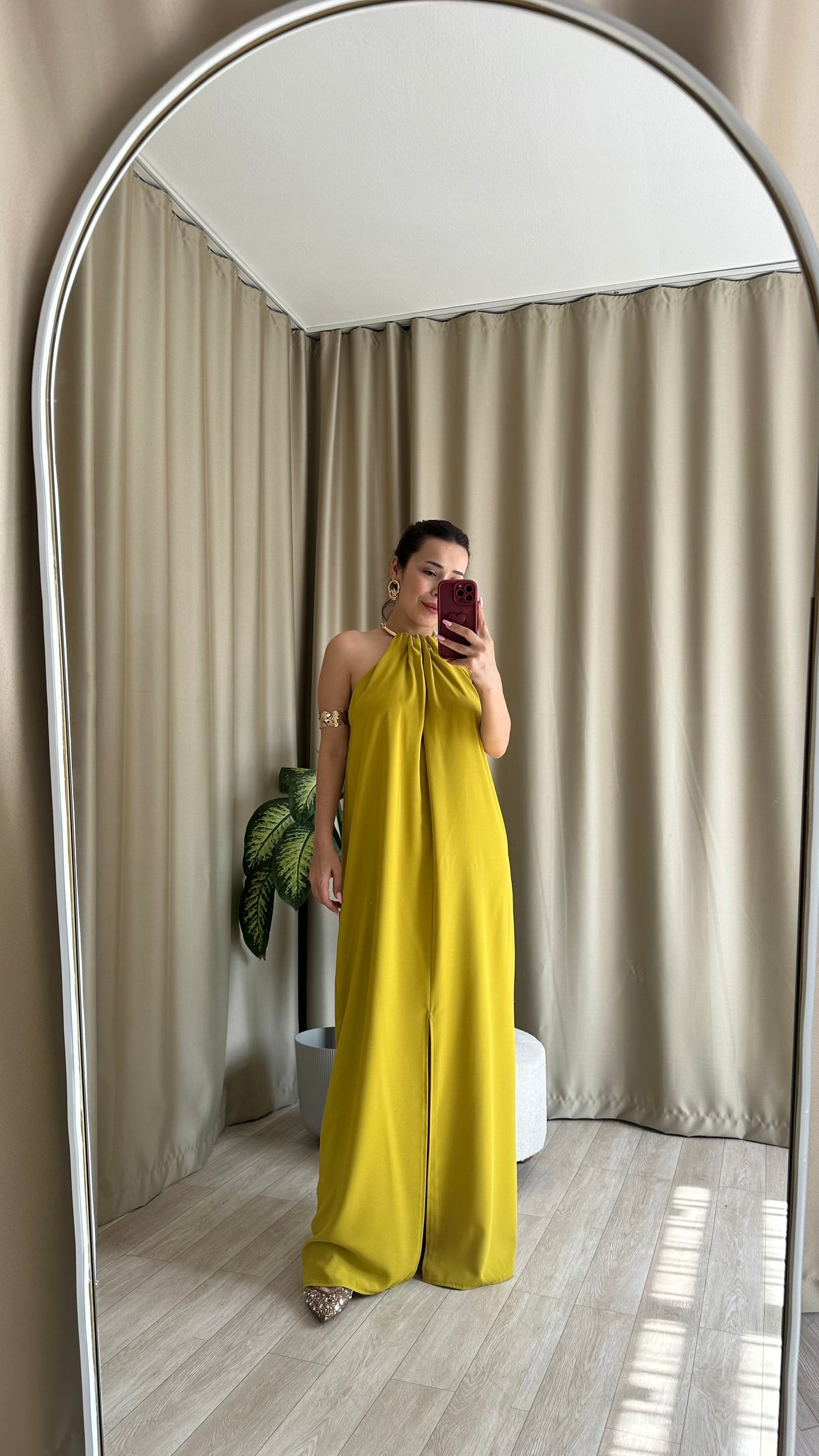 Boyundan Gold Detaylı elbise