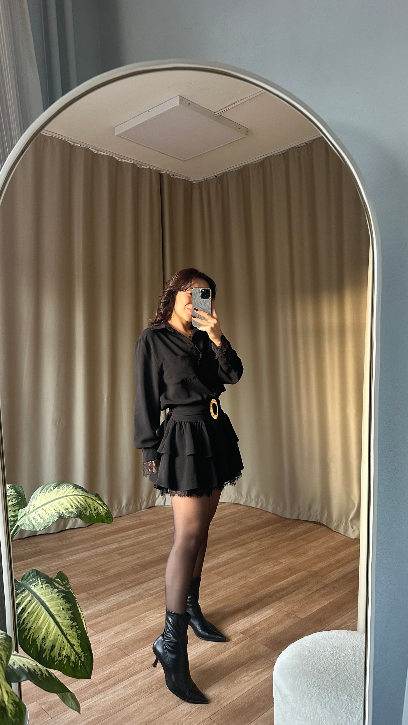 Dantel detaylı siyah elbise