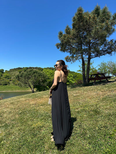 Askılı pileli siyah uzun elbise