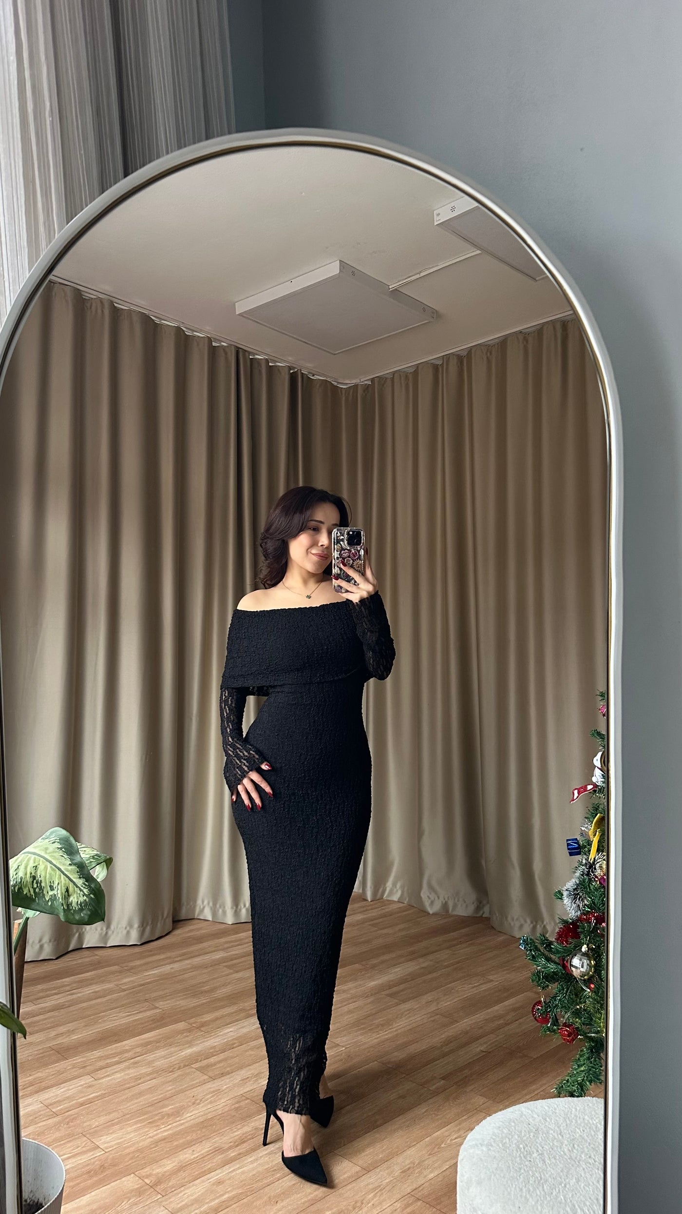 Dantel detaylı Madonna siyah elbise