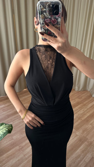 Dantal detaylı dekolteli siyah elbise