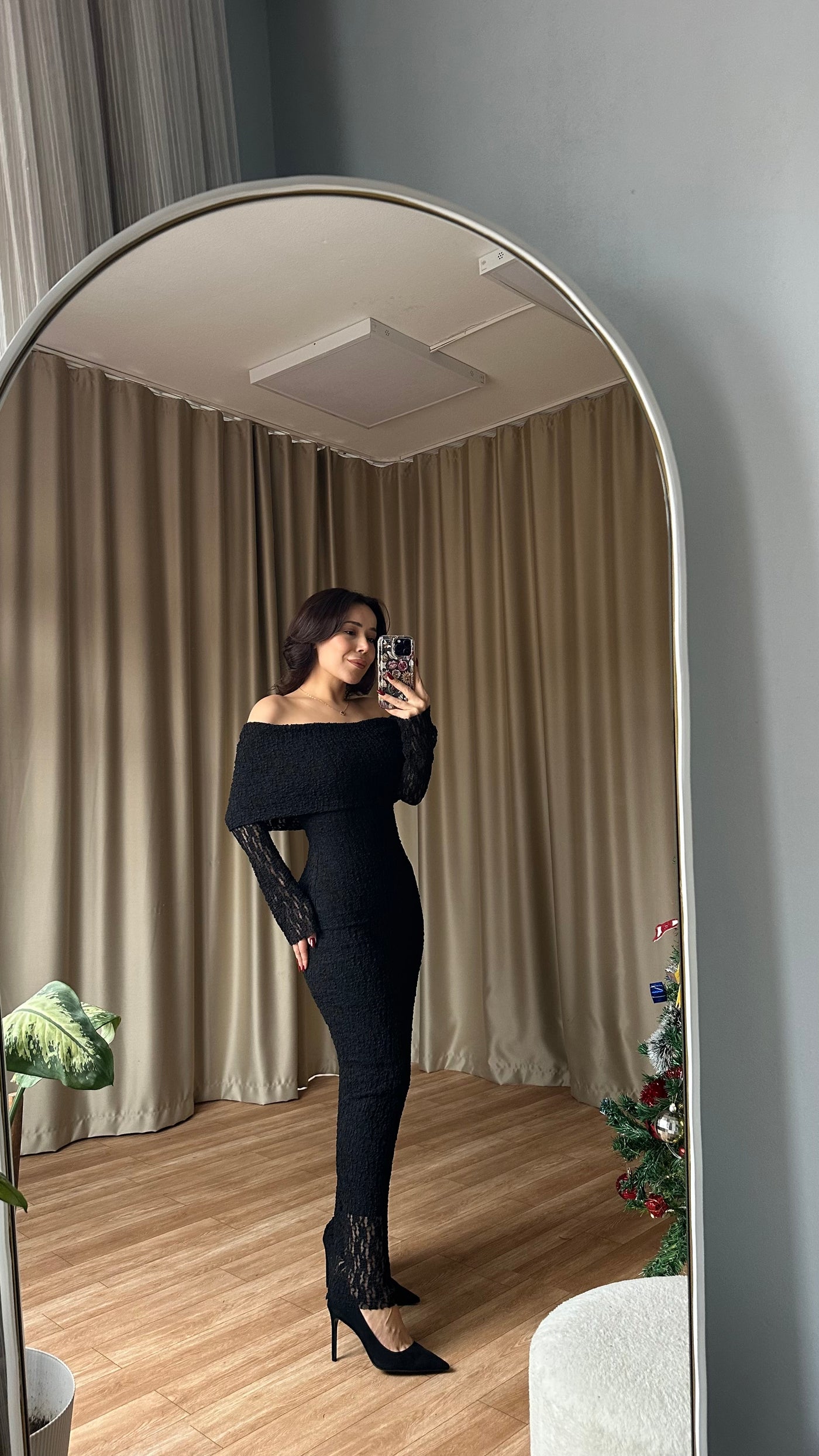 Dantel detaylı Madonna siyah elbise