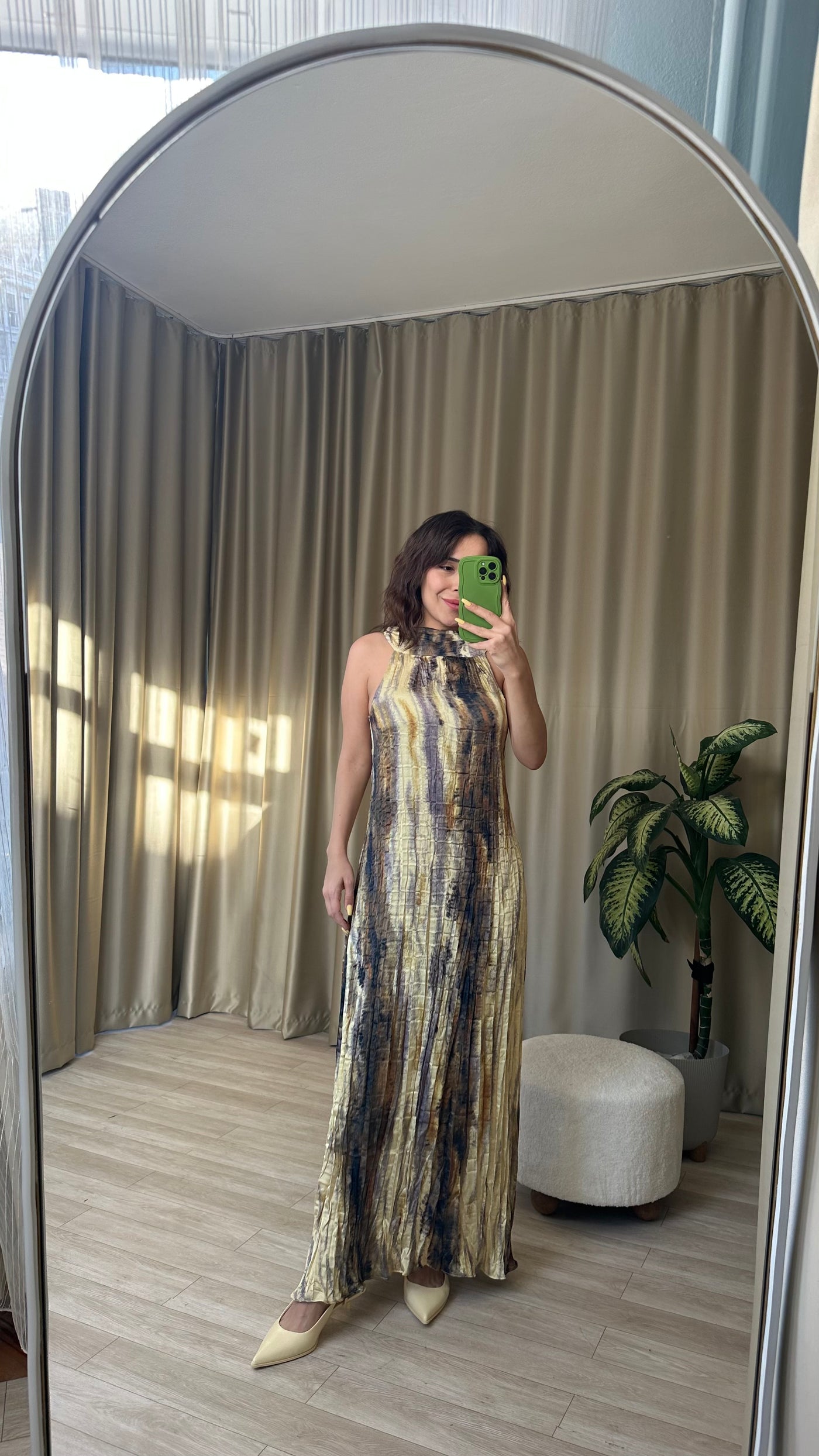 Halter yaka sarı tonlu elbisemiz