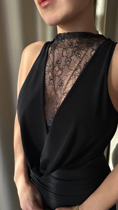 Dantal detaylı dekolteli siyah elbise