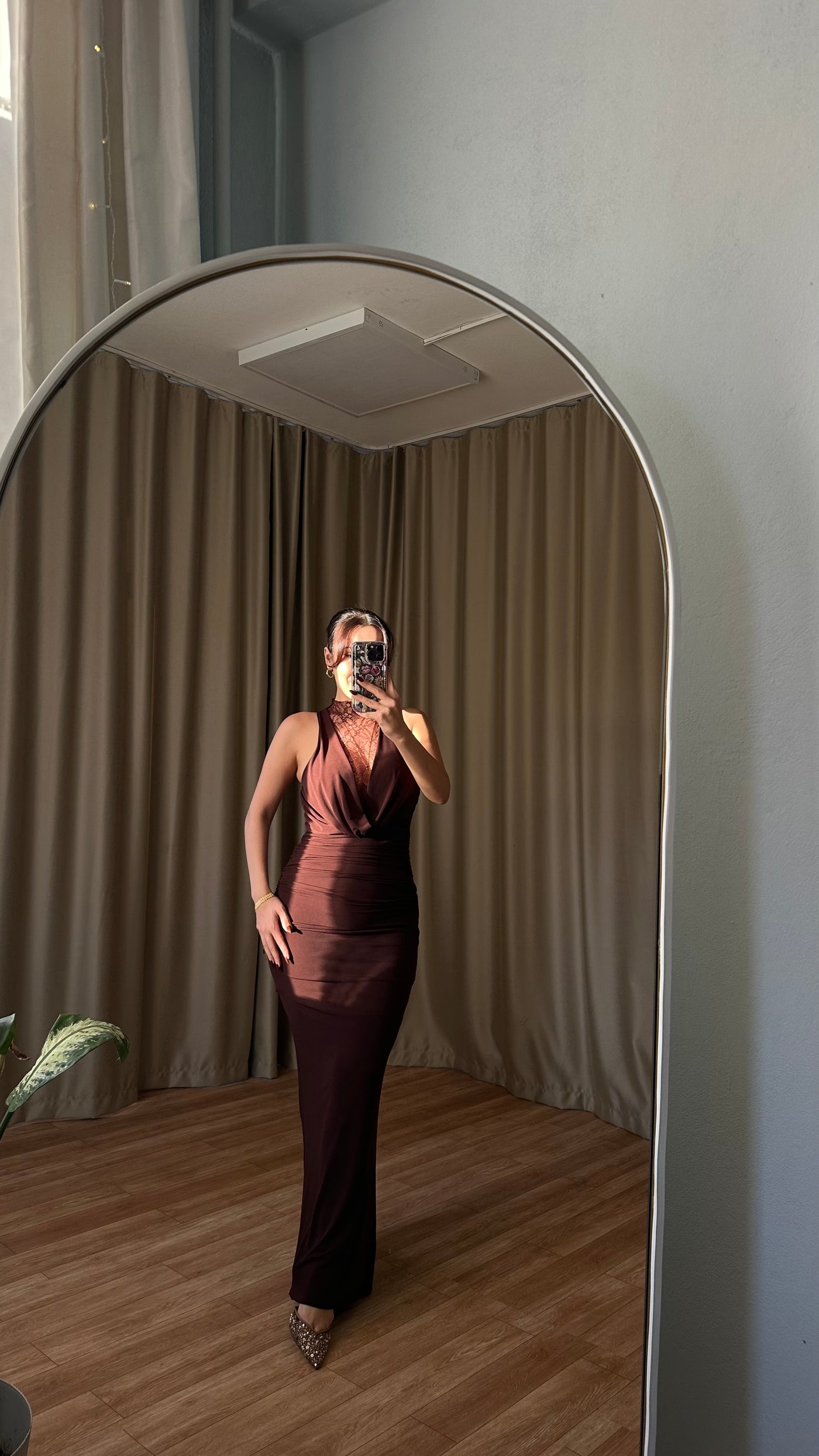 Dantel detaylı dekolteli kahve elbise