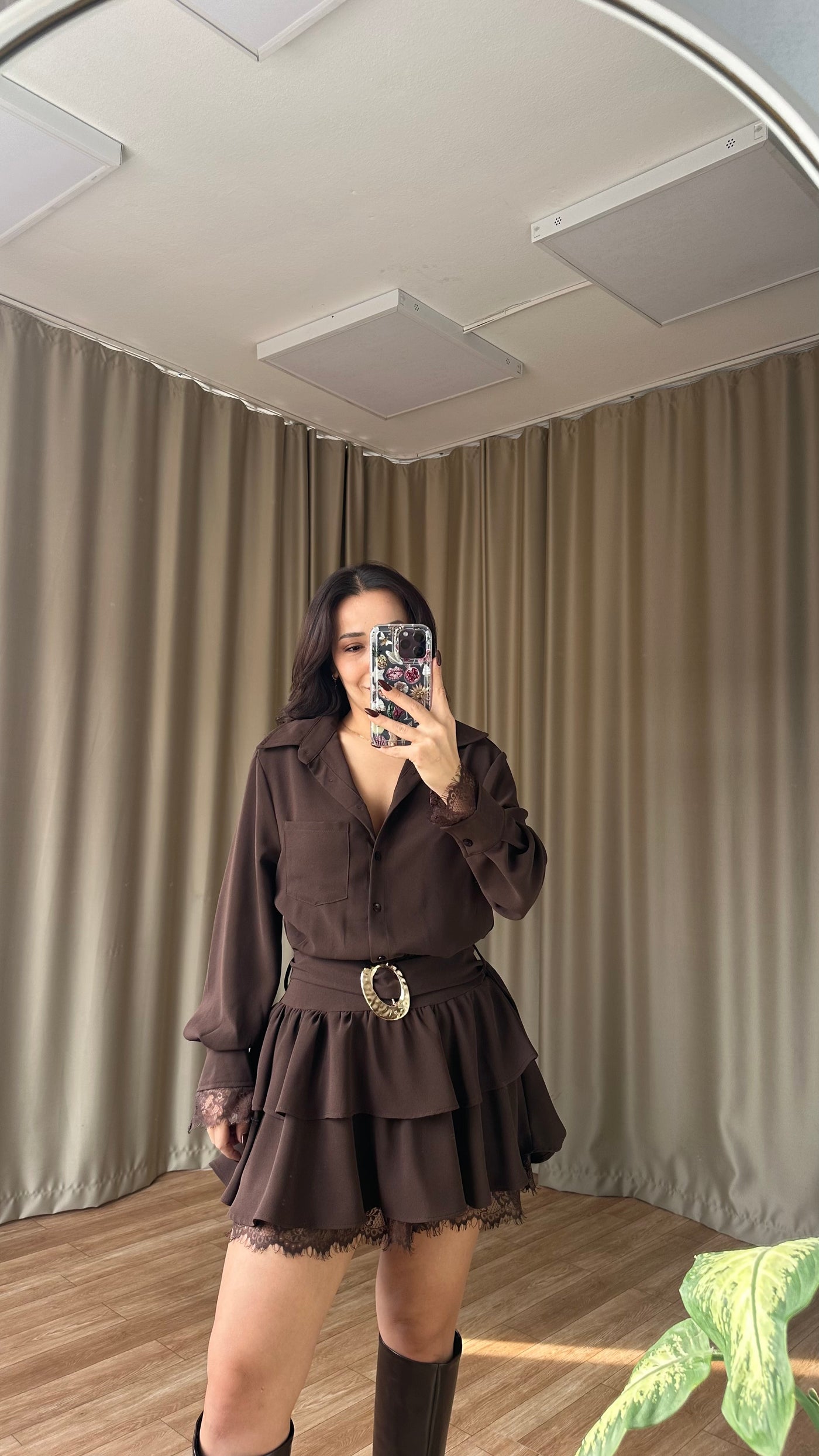 Dantel detaylı kahve elbise