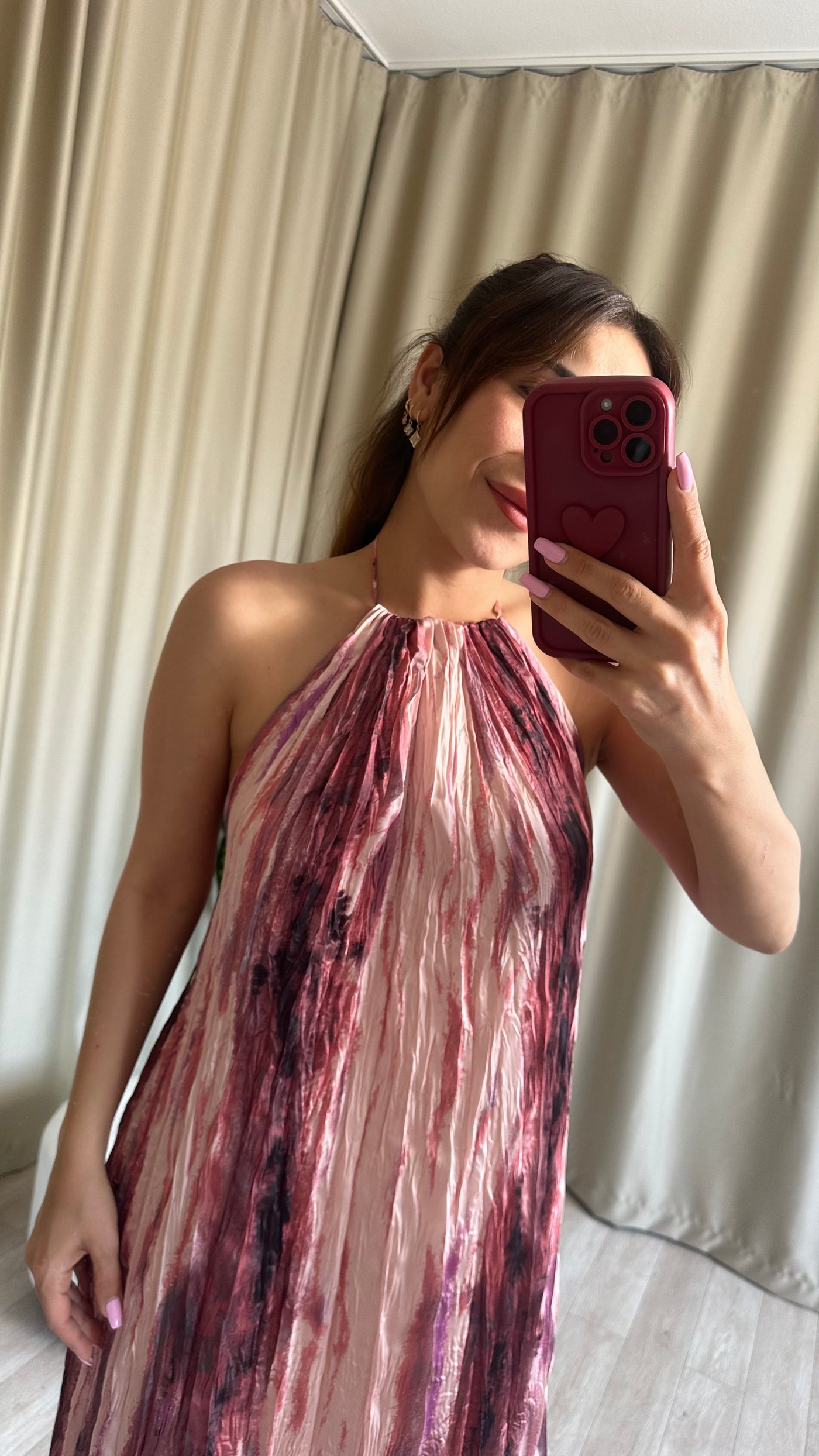 Halter yaka boyundan bağlamalı pembe saten elbise