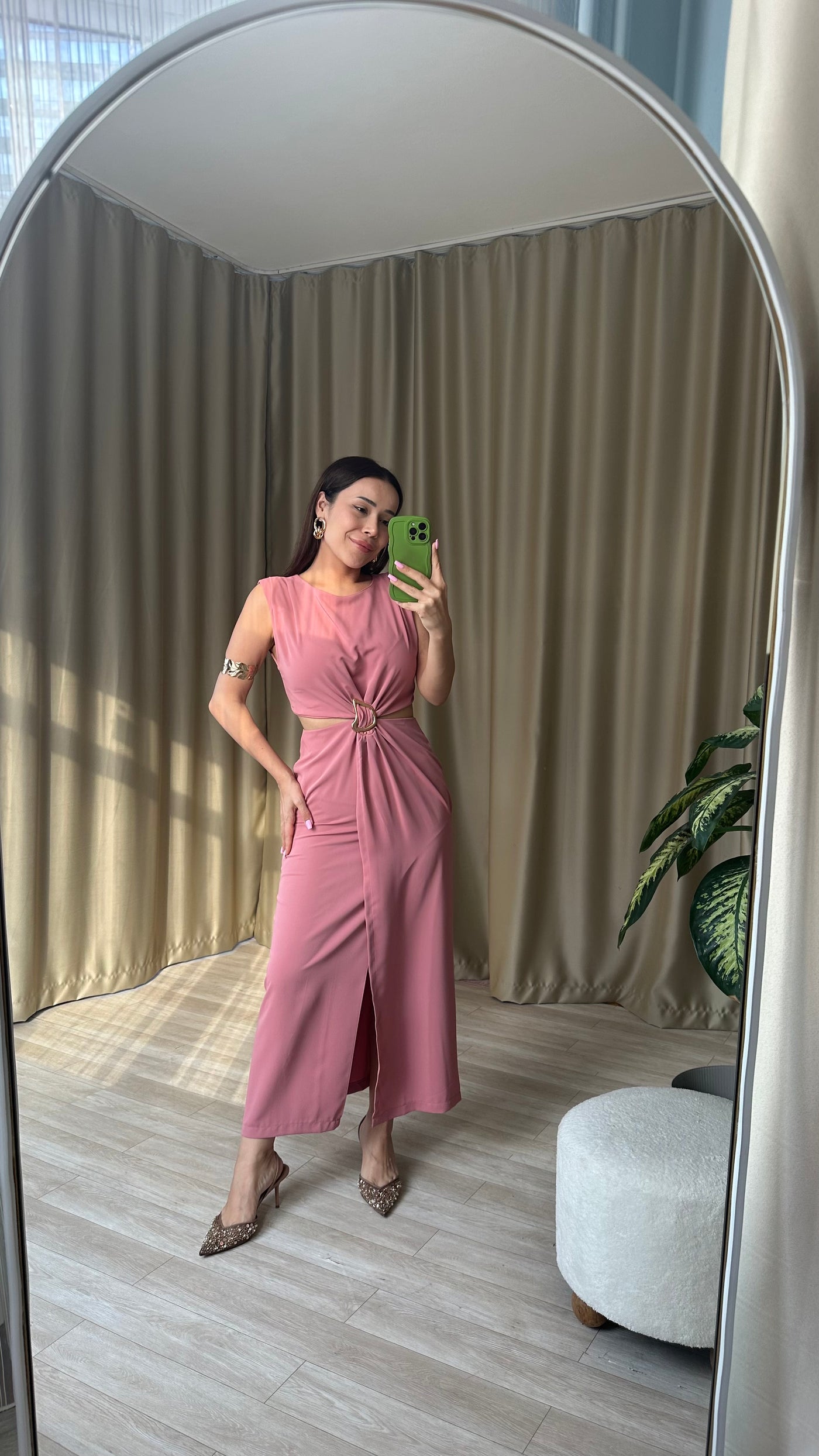 Pembe Gold toka detaylı yırtmaçlı elbise