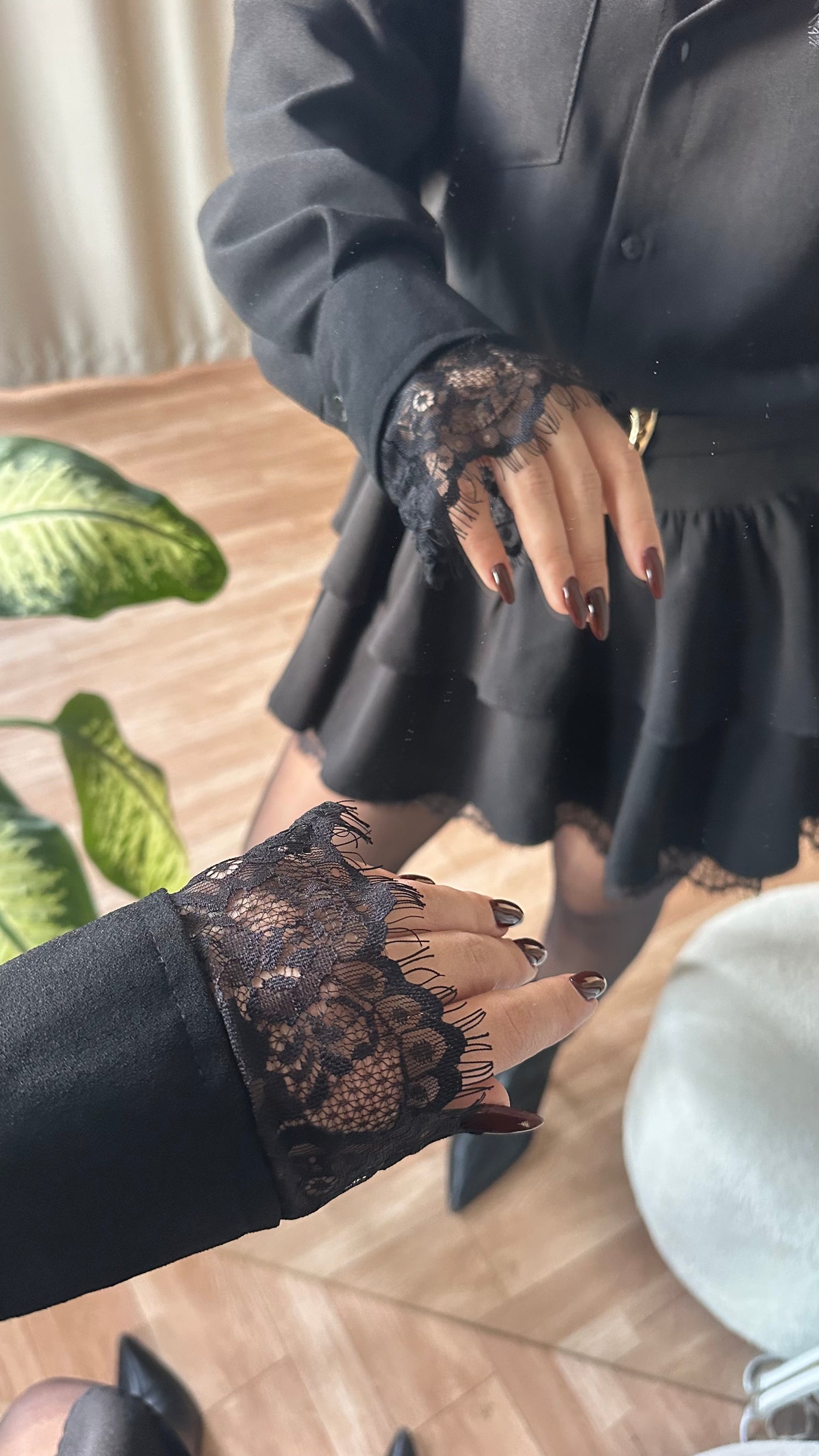 Dantel detaylı siyah elbise