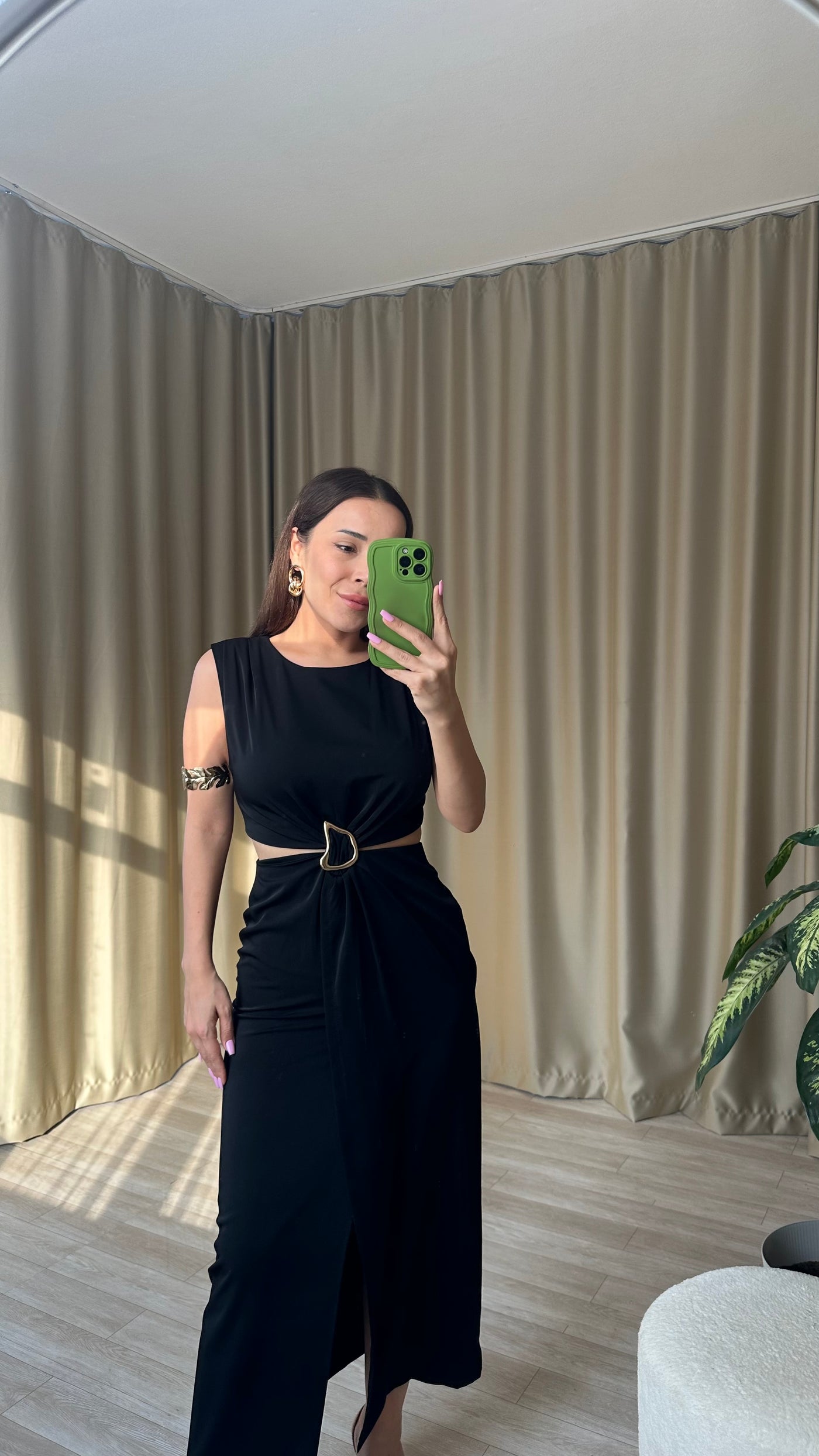 Siyah Gold toka detaylı Yırtmaçlı elbise