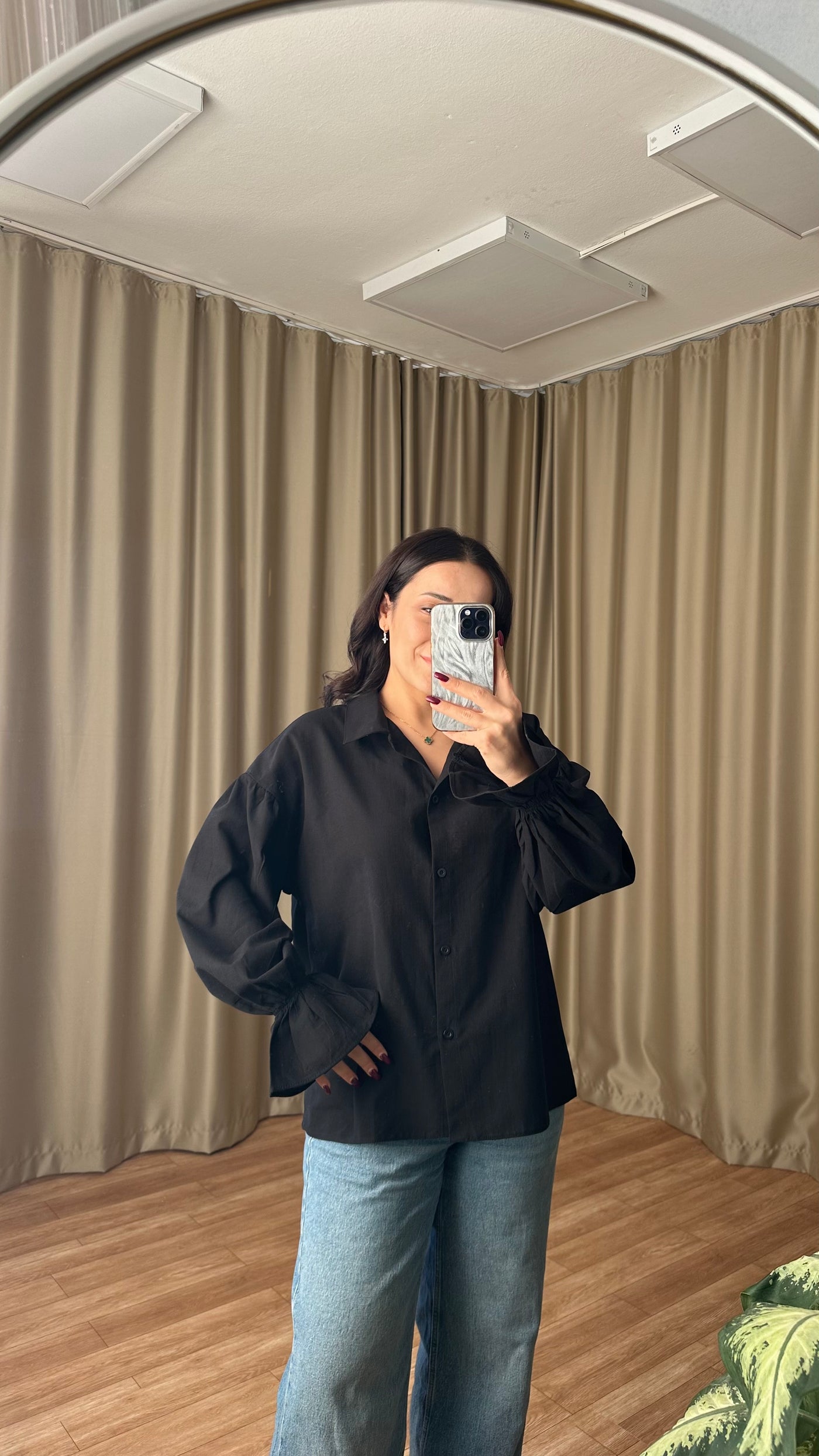 Kolları volanlı siyah keten gömlek