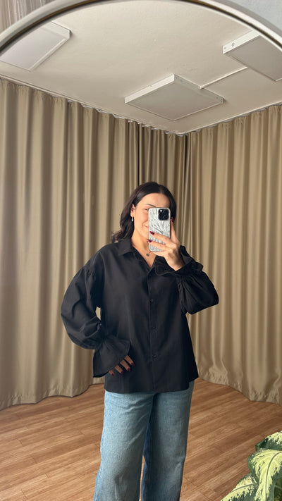 Kolları volanlı siyah keten gömlek