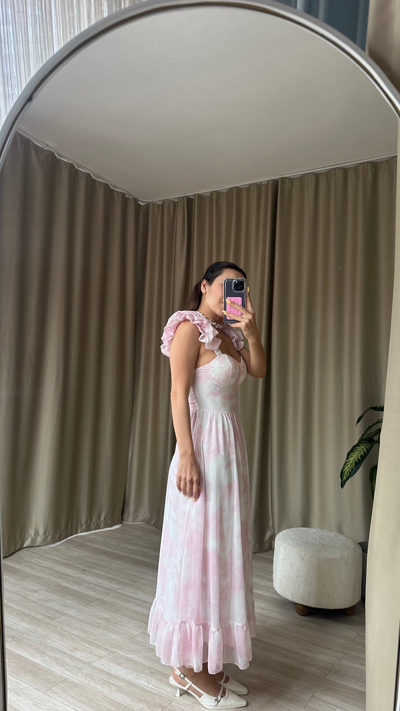 Kolları fırfırlı Toz pembe elbise