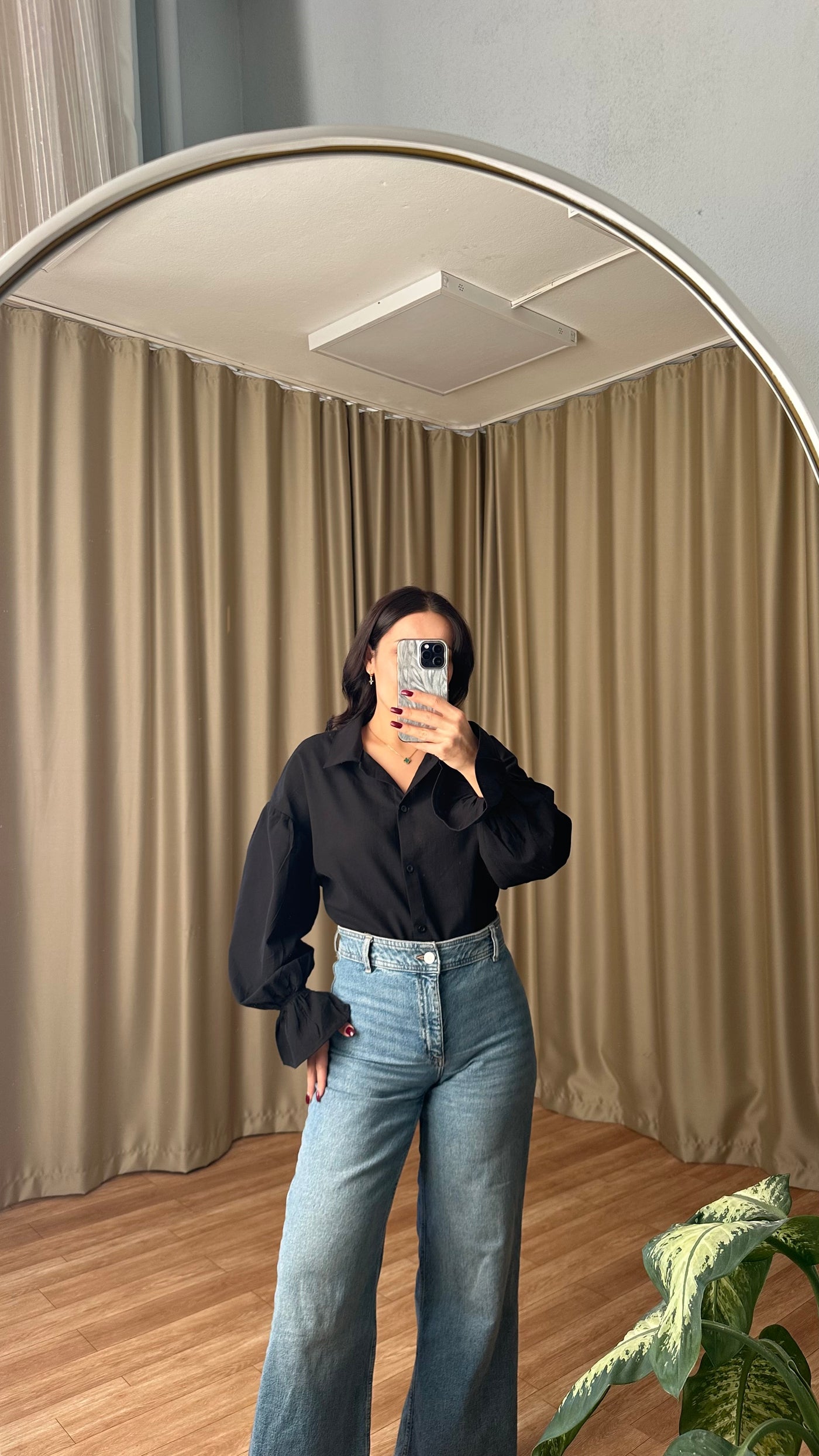 Kolları volanlı siyah keten gömlek