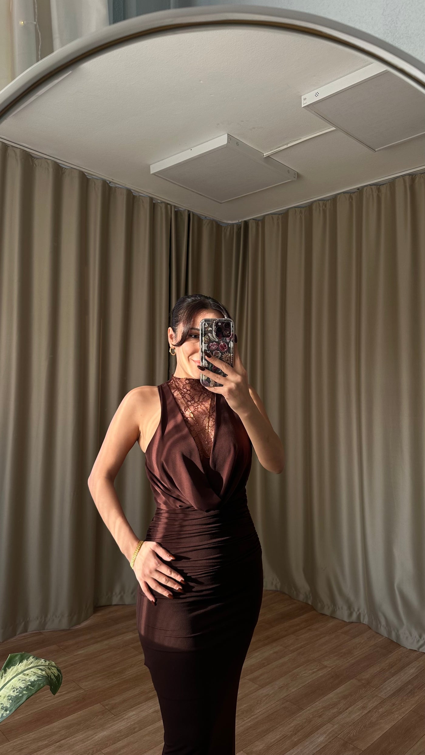 Dantel detaylı dekolteli kahve elbise