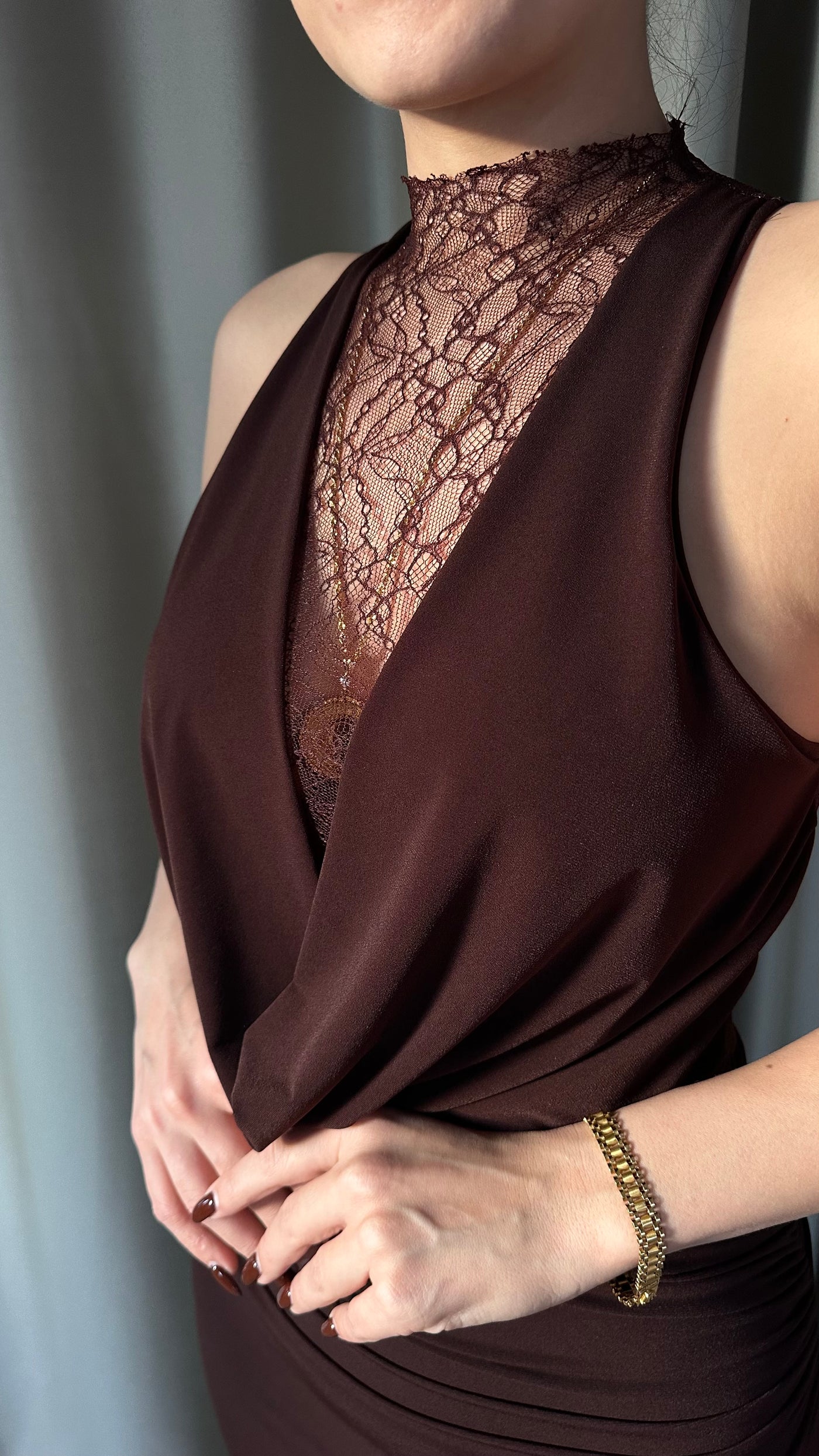 Dantel detaylı dekolteli kahve elbise