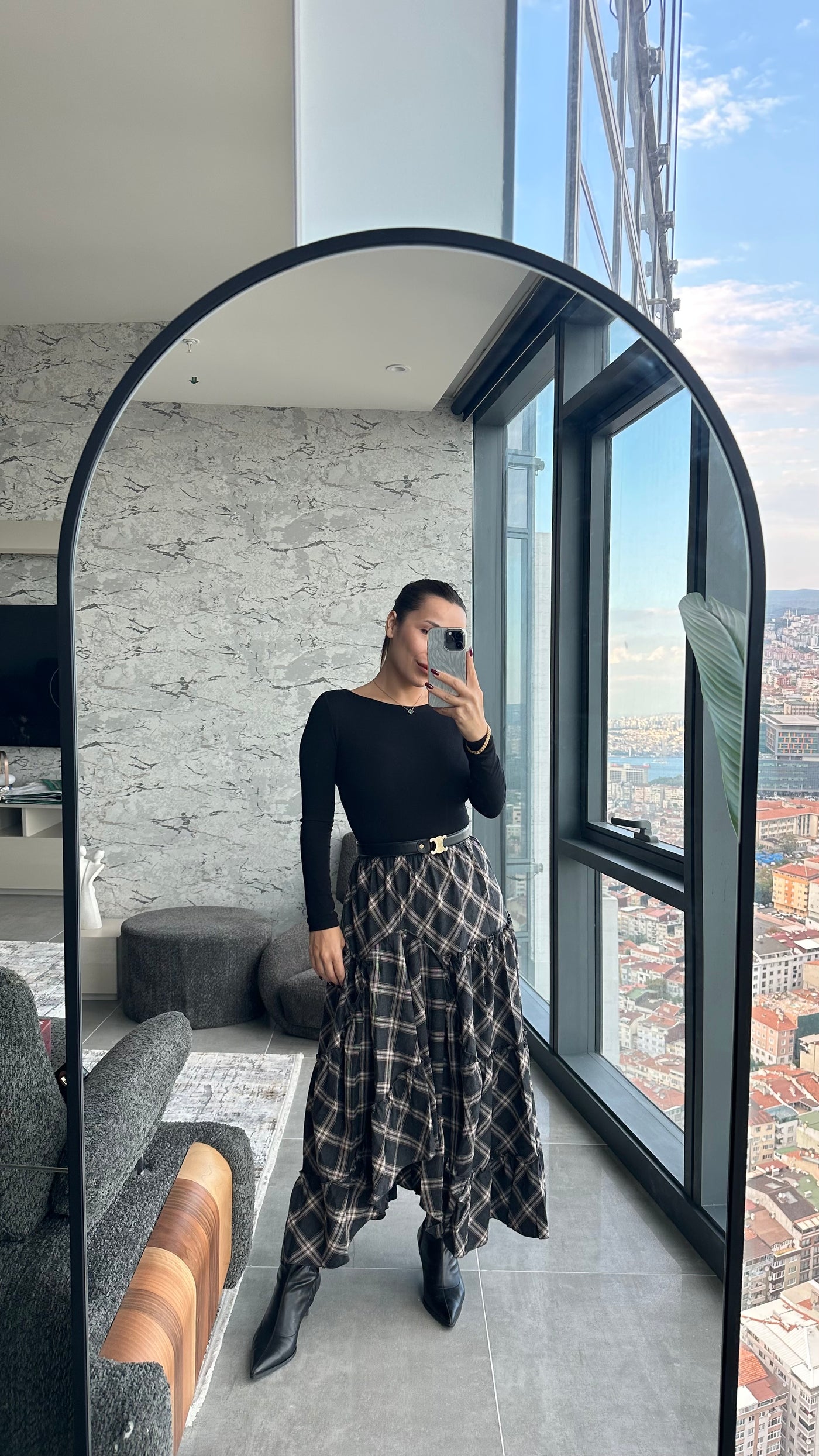 Siyah ekoseli fırfırlı etek