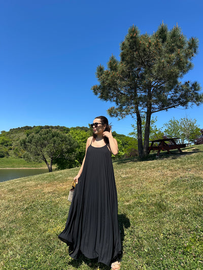 Askılı pileli siyah uzun elbise