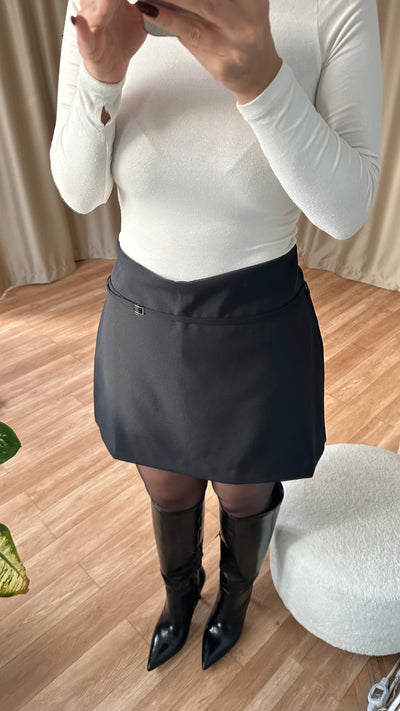 Siyah kemer detaylı şort etek