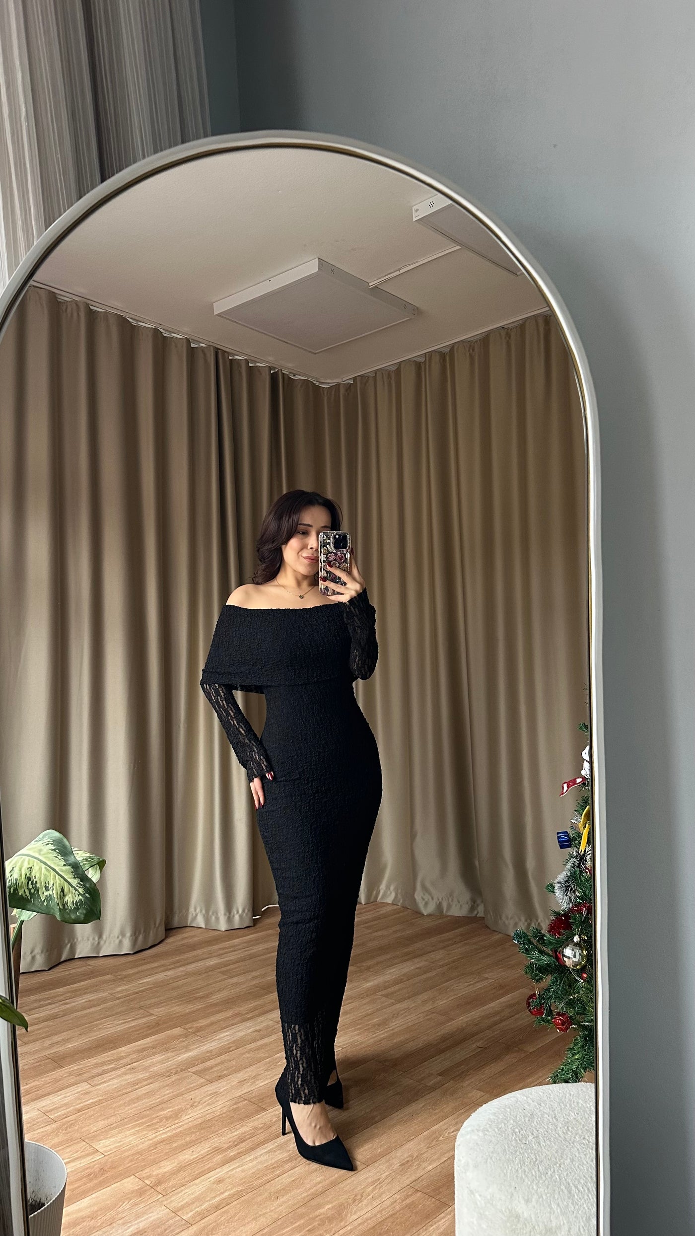 Dantel detaylı Madonna siyah elbise