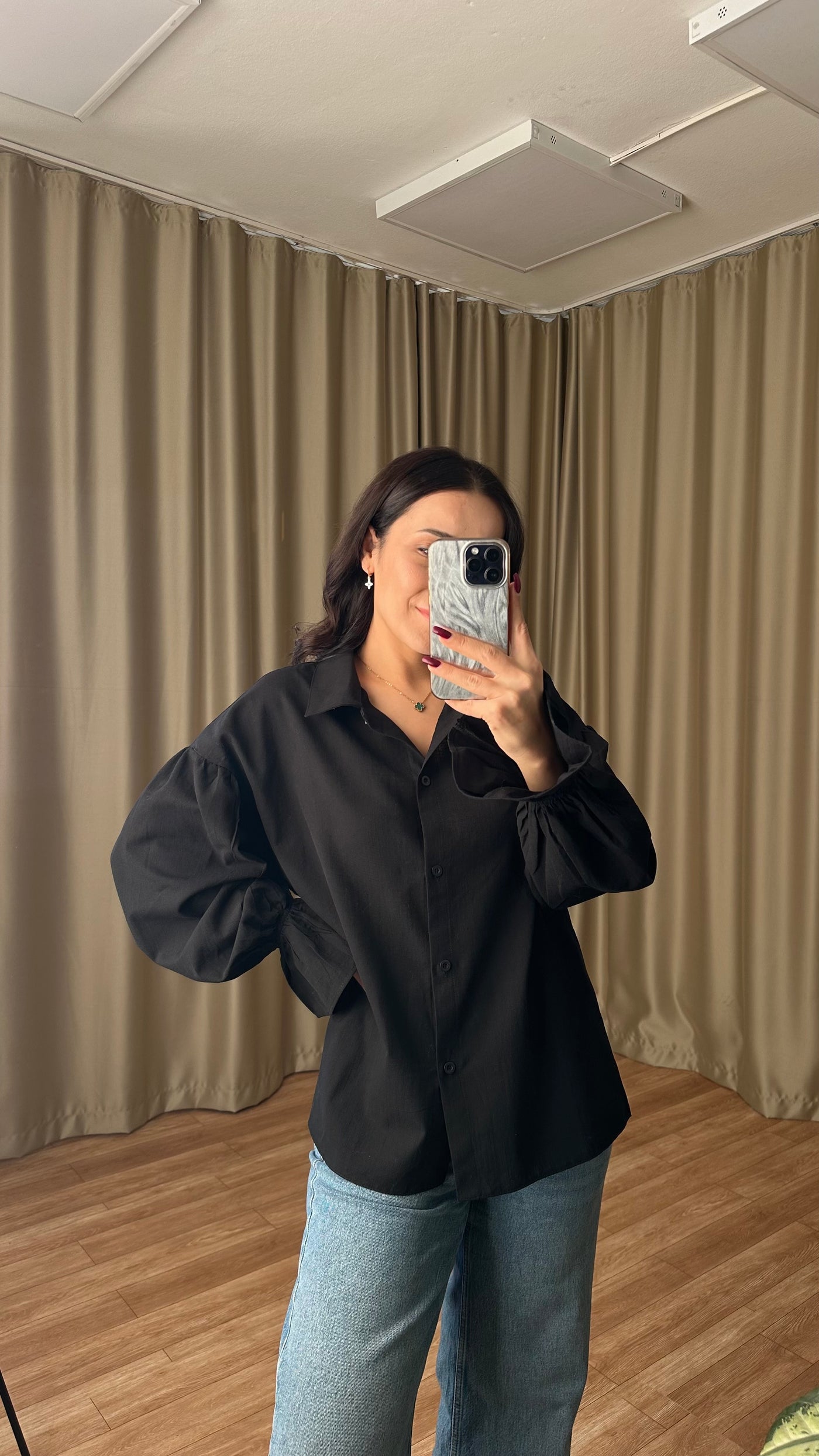 Kolları volanlı siyah keten gömlek