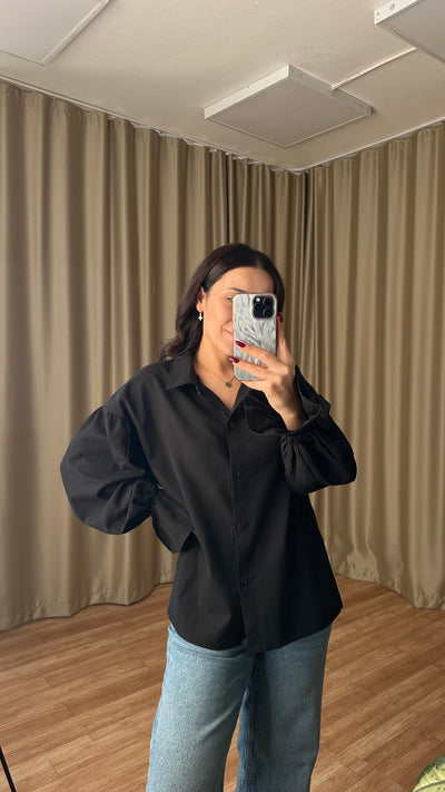 Kolları volanlı siyah keten gömlek