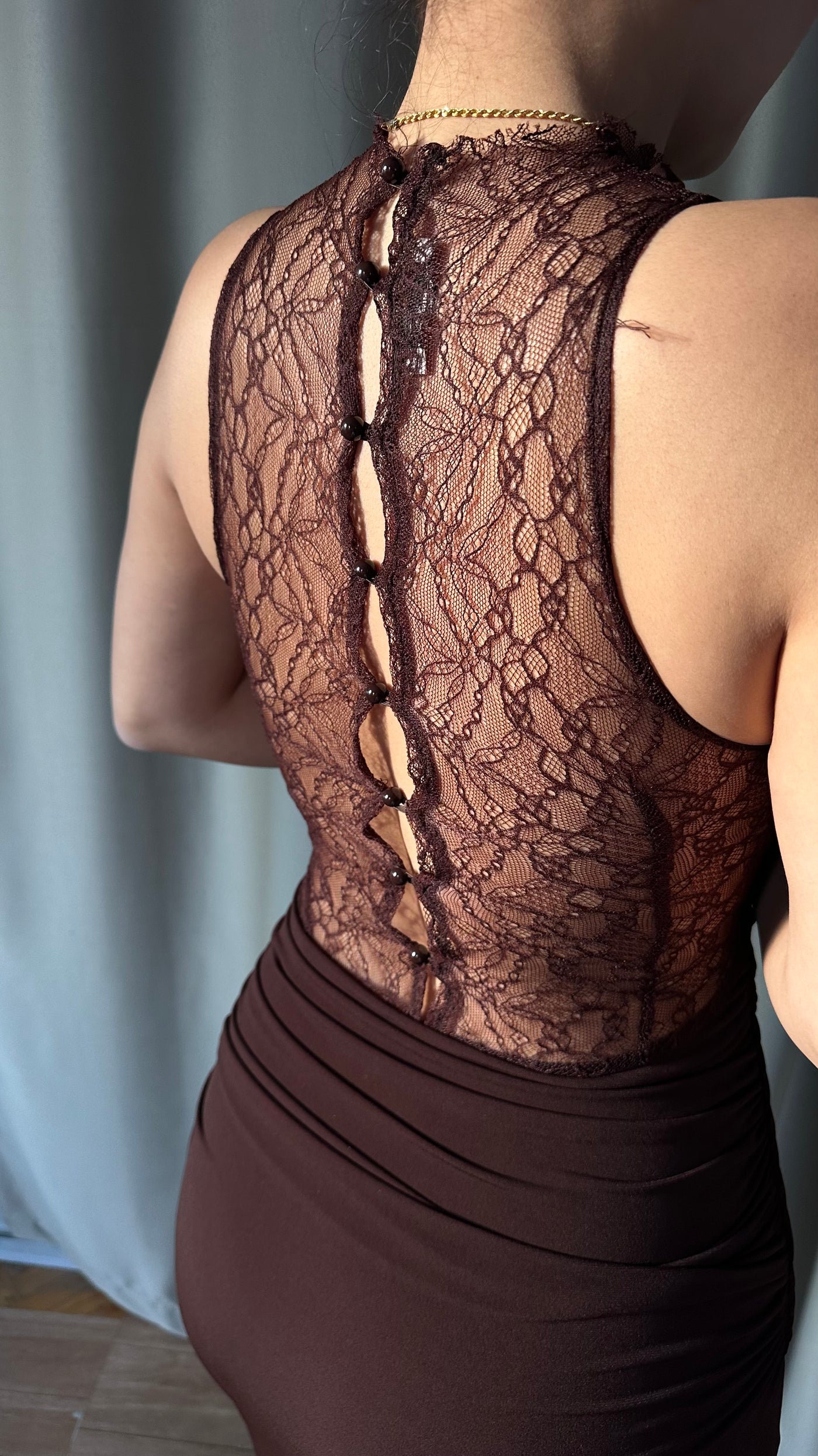 Dantel detaylı dekolteli kahve elbise