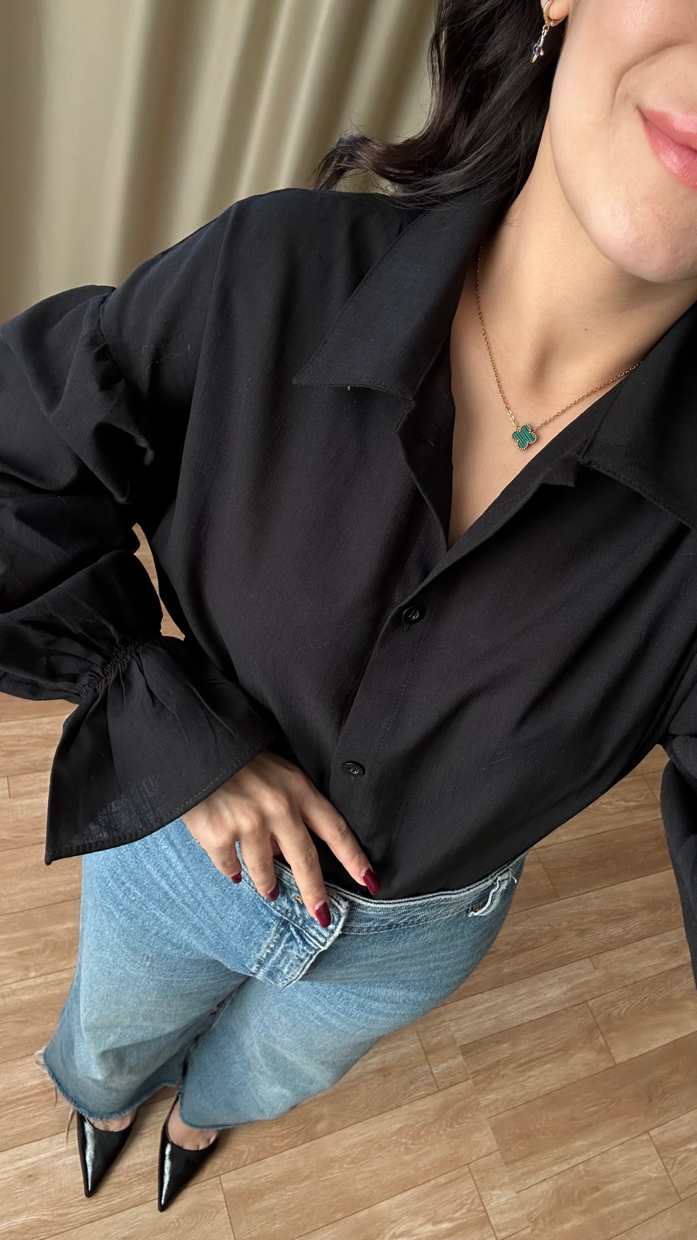 Kolları volanlı siyah keten gömlek