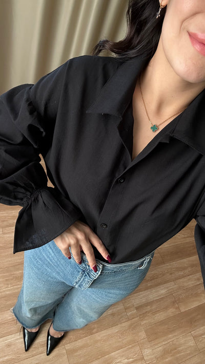 Kolları volanlı siyah keten gömlek