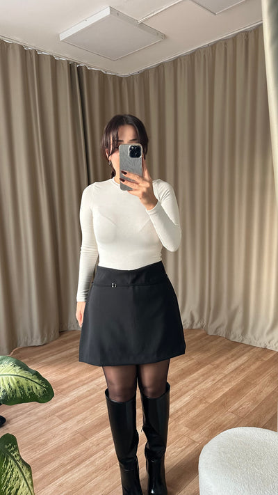 Siyah kemer detaylı şort etek