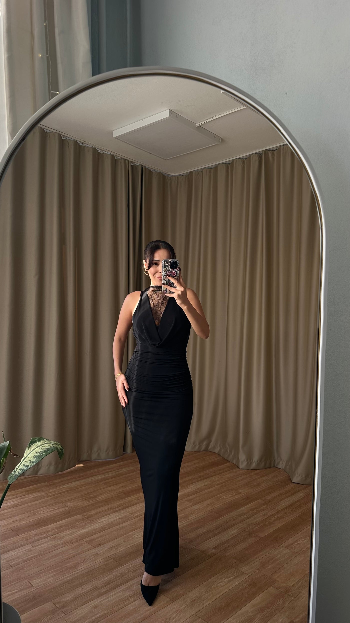 Dantal detaylı dekolteli siyah elbise