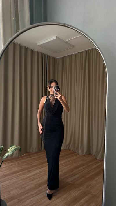 Dantal detaylı dekolteli siyah elbise