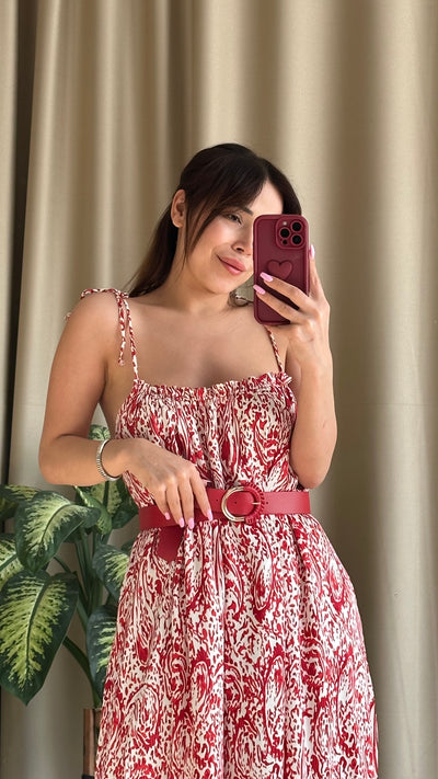 Kırmızı kemerli saten elbise
