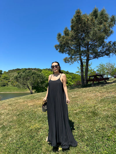 Askılı pileli siyah uzun elbise