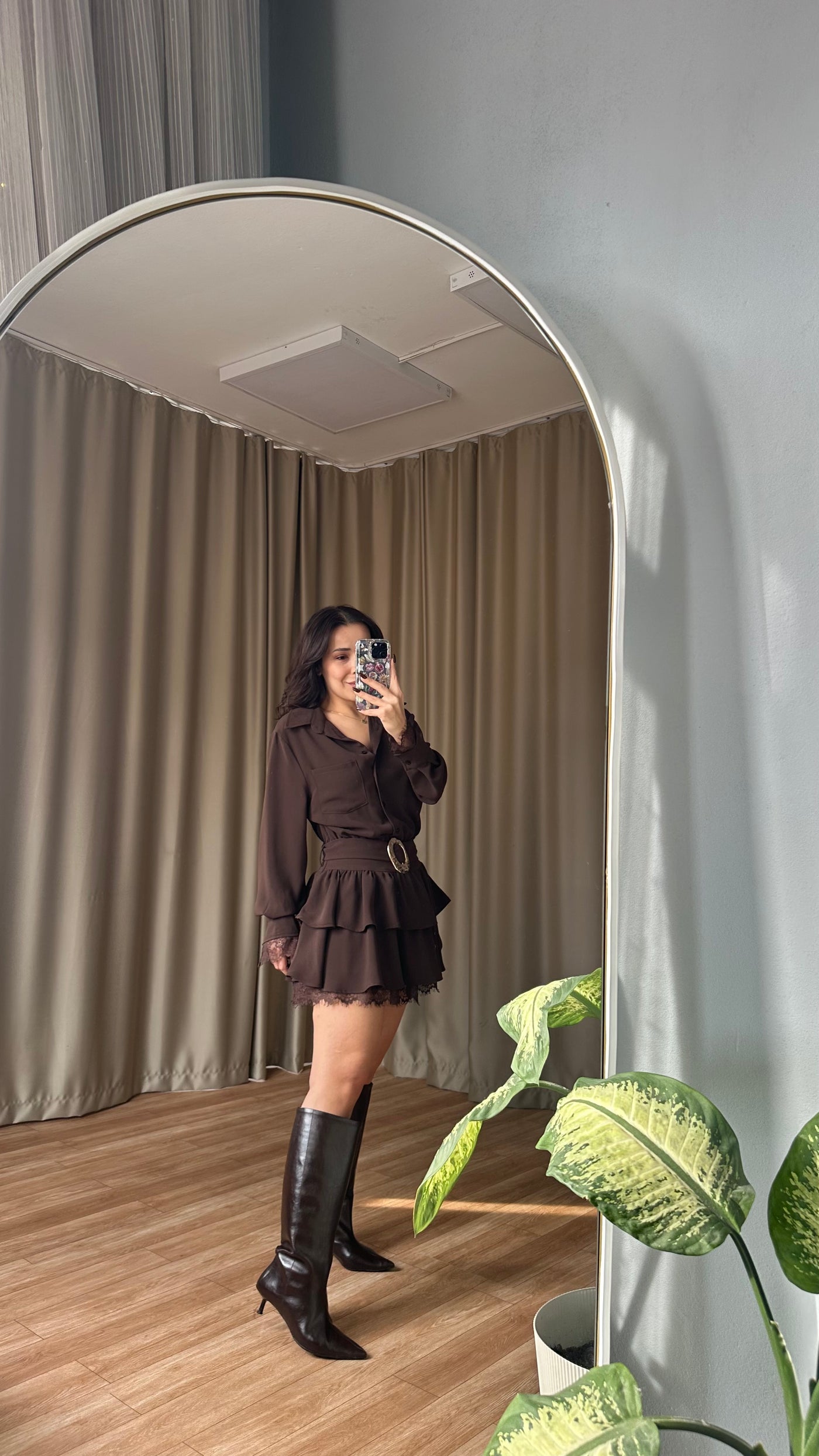 Dantel detaylı kahve elbise