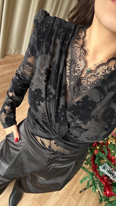 DANTEL DETAYLI KADİFE BASKILI BLUZ