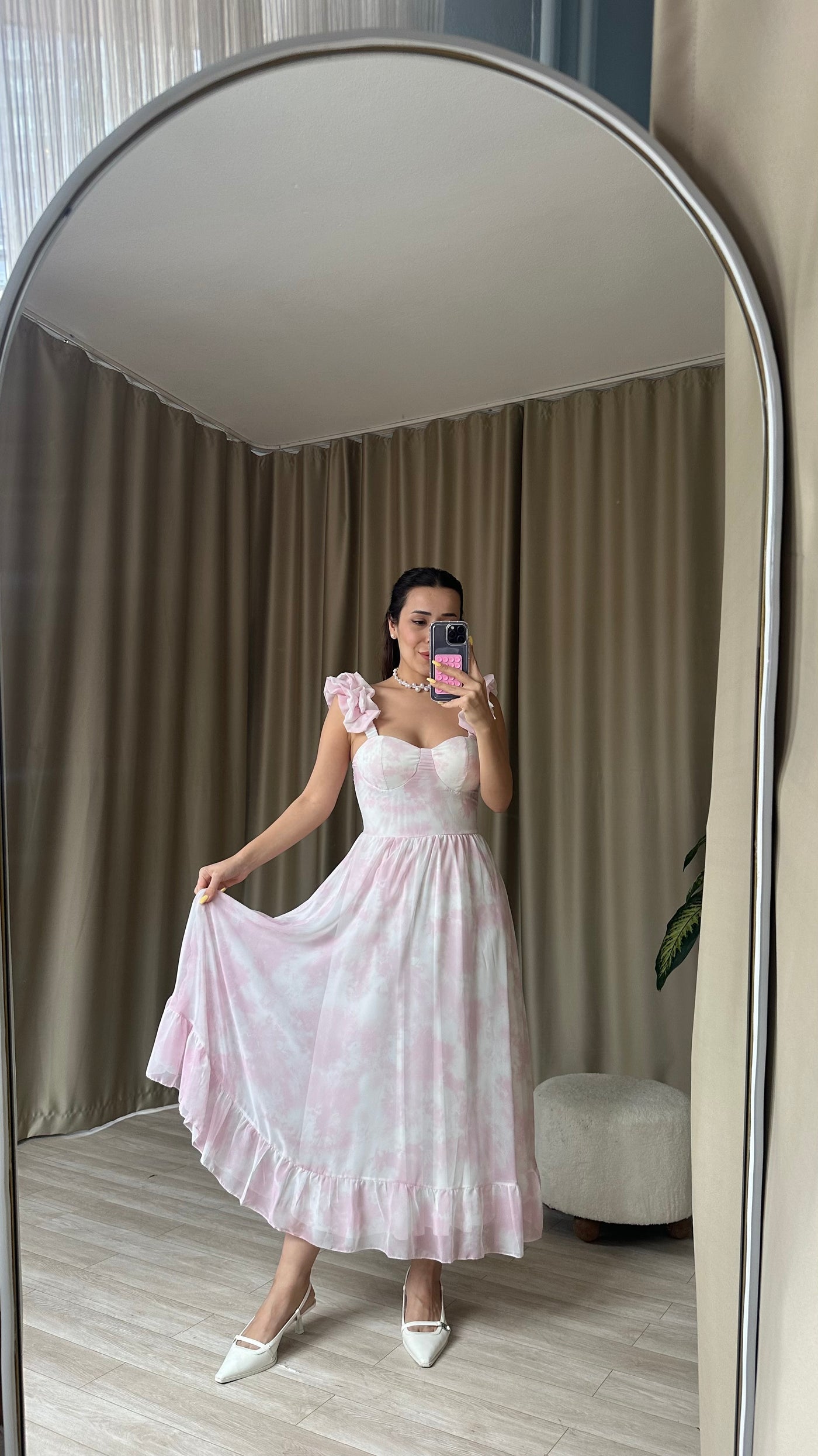 Kolları fırfırlı Toz pembe elbise