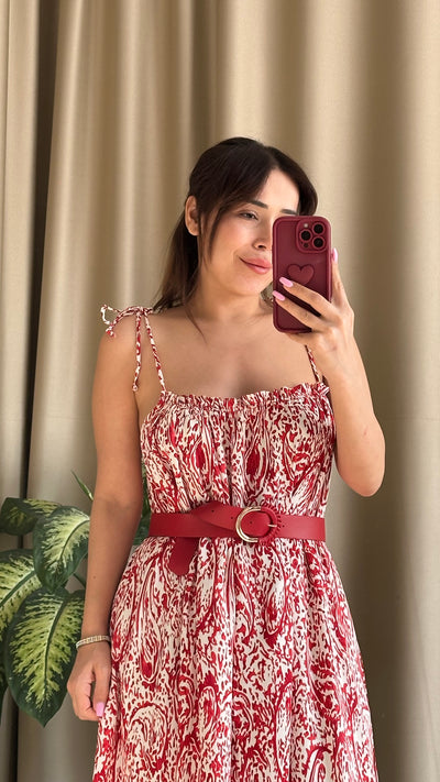 Kırmızı kemerli saten elbise