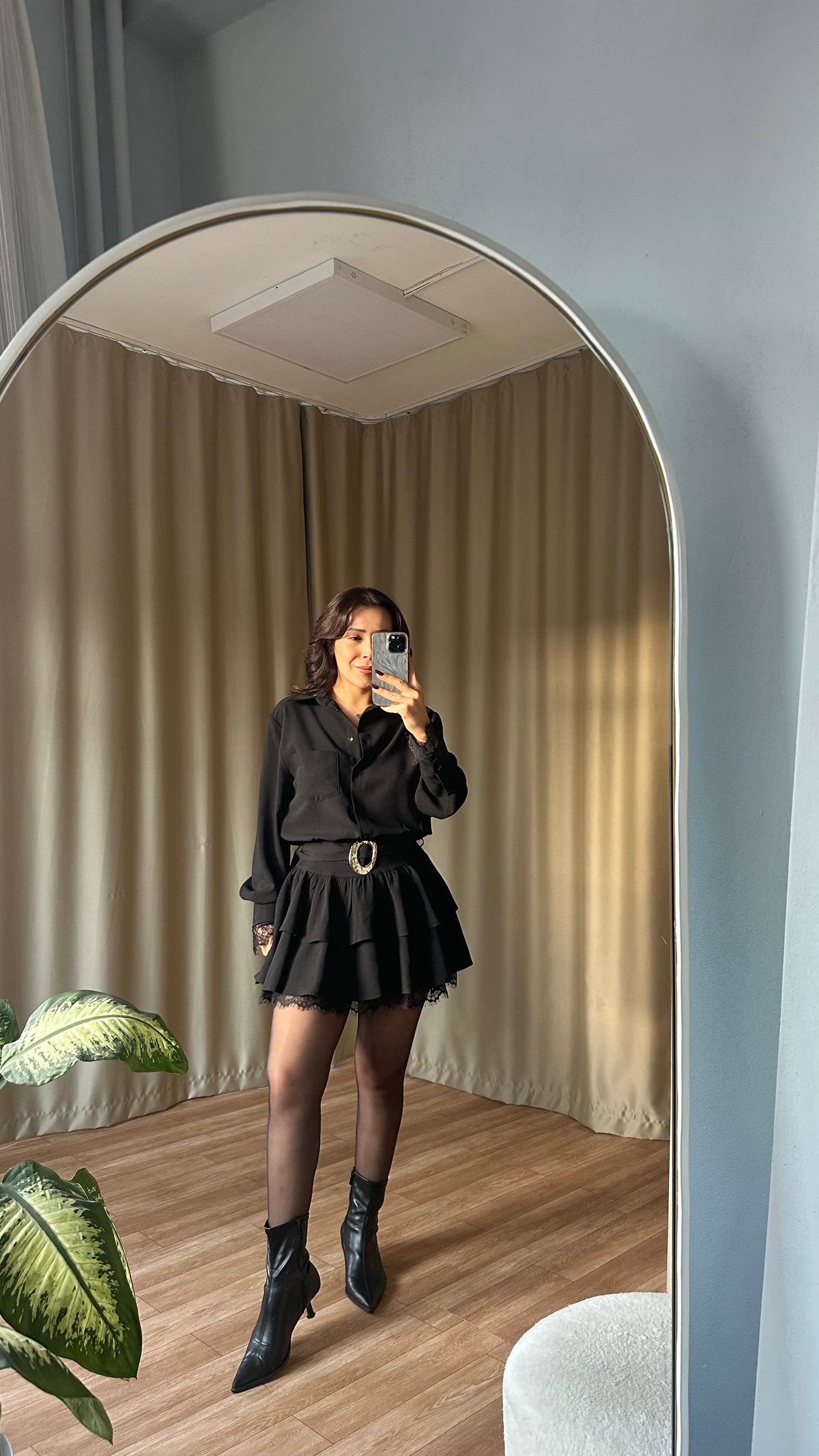 Dantel detaylı siyah elbise